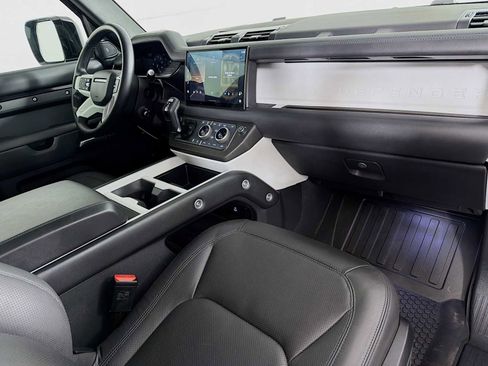 Used 2025 Land Rover Defender 90 X-Dynamic SE image 28
