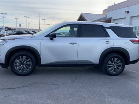 Used 2024 Nissan Pathfinder S image 6