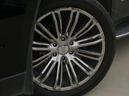 Used 2020 Cadillac Escalade Luxury image 2