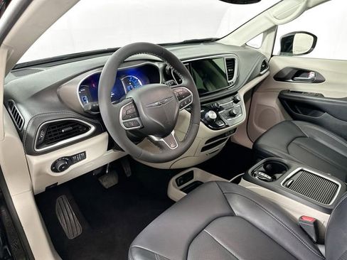 Used 2024 Chrysler Pacifica Select image 20