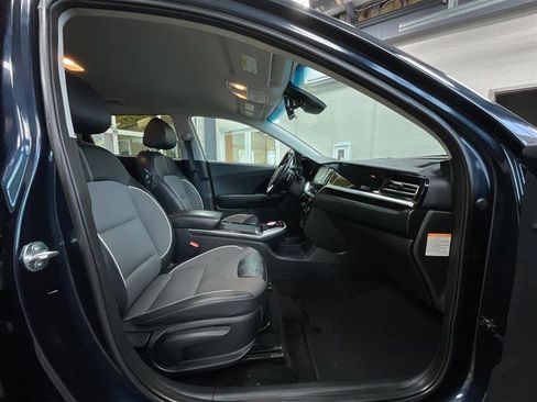 Used 2020 Kia Niro EX image 26