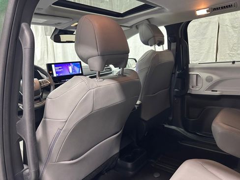 Used 2025 Toyota Sienna XLE image 51