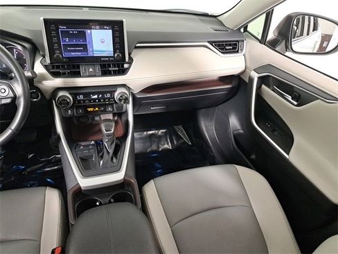 Used 2019 Toyota RAV4 Limited image 17