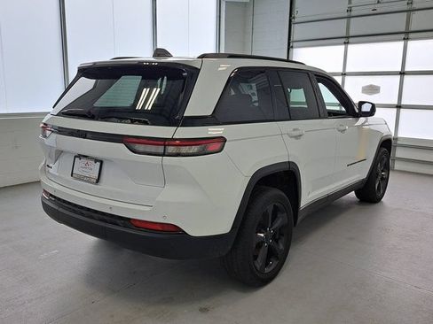 Used 2022 Jeep Grand Cherokee Altitude AWD/4WD image 5