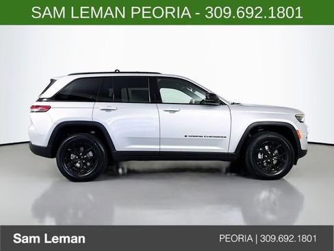 New 2025 Jeep Grand Cherokee Altitude image 8