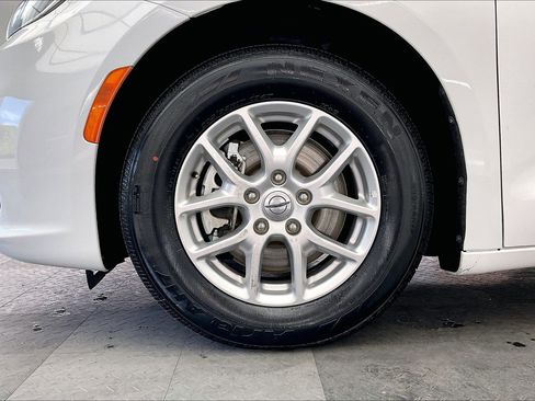 Used 2022 Chrysler Pacifica Touring-L image 8