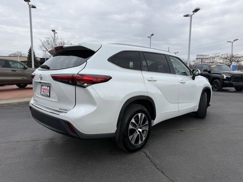 Used 2023 Toyota Highlander XLE image 8