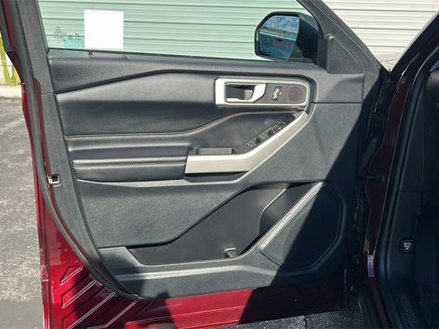 Certified 2022 Ford Explorer XLT image 11