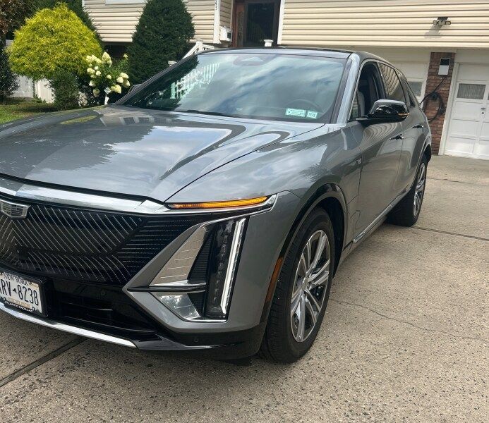 Certified 2024 Cadillac Lyriq Luxury AWD/4WD image 2