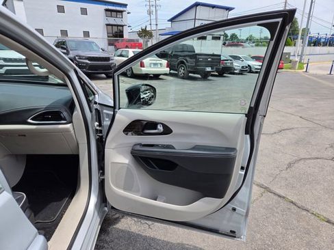Used 2024 Chrysler Pacifica Limited FWD image 23
