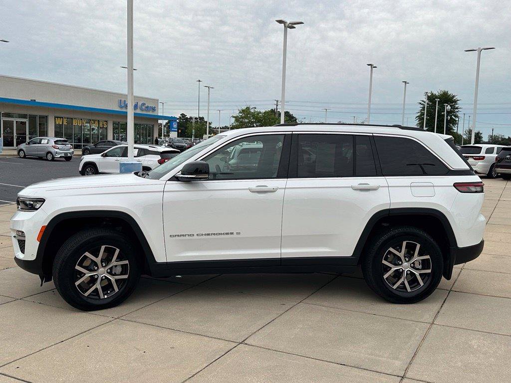 Used 2023 Jeep Grand Cherokee Limited w/ Luxury Tech Group II AWD/4WD image 29