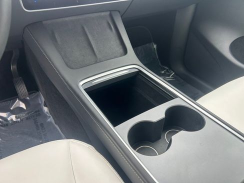 Used 2024 Tesla Model Y Long Range AWD/4WD image 23