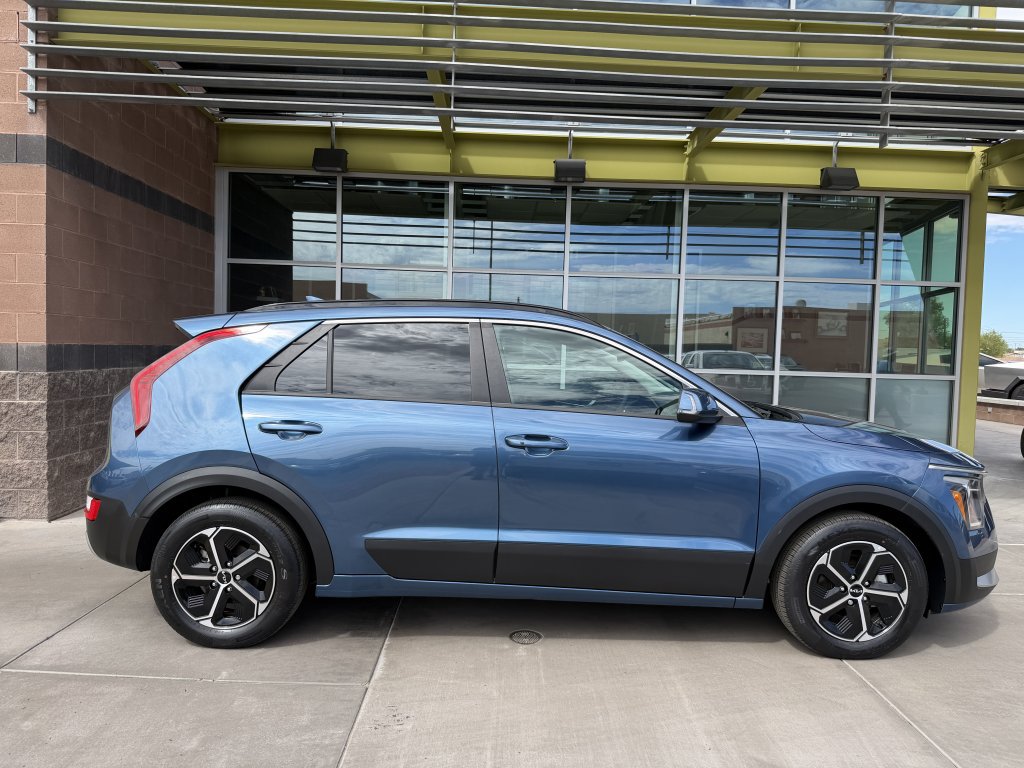 Used 2023 Kia Niro EX FWD image 9