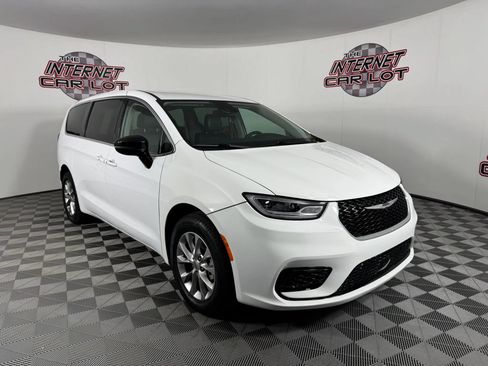 Used 2024 Chrysler Pacifica Touring-L AWD/4WD image 9