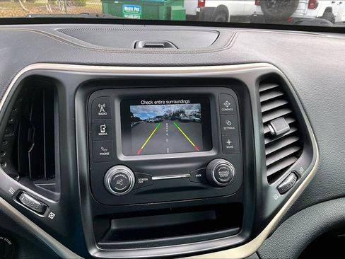 Used 2016 Jeep Cherokee Sport image 14