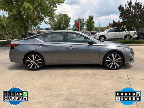 Used 2022 Nissan Altima 2.5 SR FWD image 2