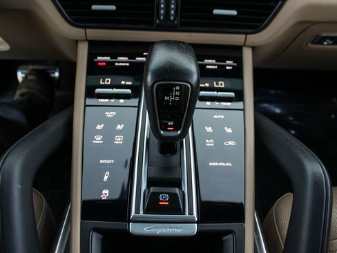 Used 2019 Porsche Cayenne Turbo AWD/4WD image 34