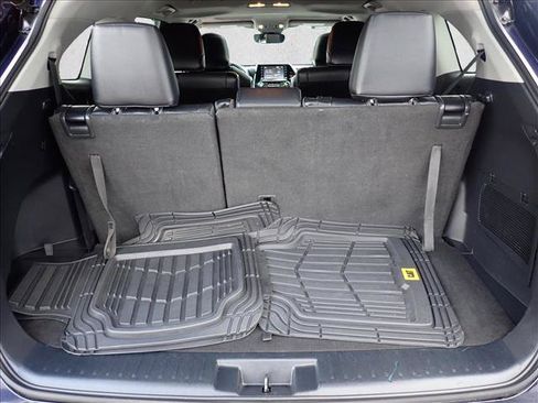 Used 2021 Toyota Highlander XLE AWD/4WD image 8