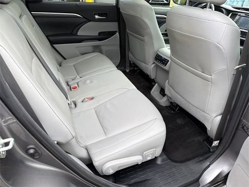 Used 2018 Toyota Highlander Limited Platinum image 15