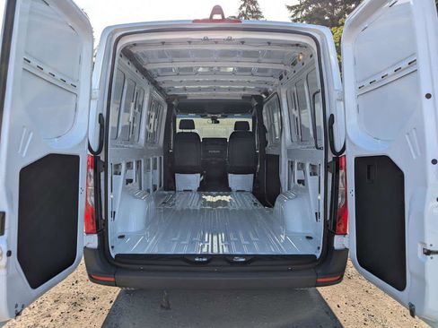 Used 2025 Mercedes-Benz Sprinter 2500 image 21
