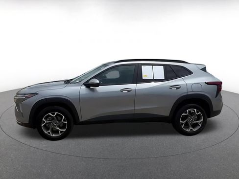 Used 2025 Chevrolet Trax LT FWD image 9