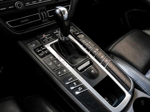 Used 2020 Porsche Macan AWD/4WD image 24