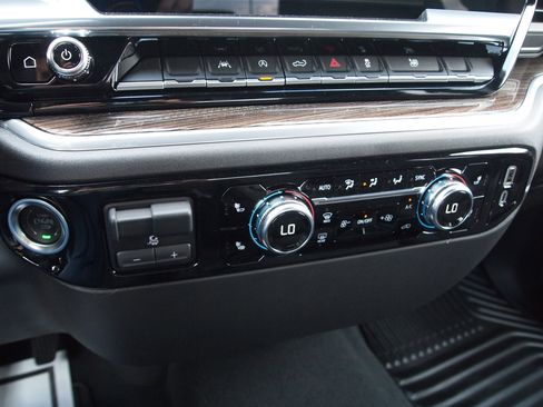 Used 2025 GMC Sierra 1500 Elevation image 17