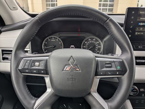 Used 2025 Mitsubishi Outlander SE AWD/4WD image 16