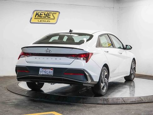 Used 2025 Hyundai Elantra Sport image 4