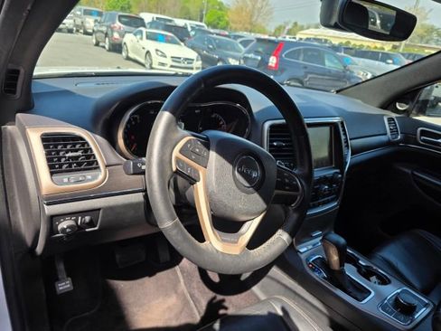 Used 2017 Jeep Grand Cherokee Limited image 13