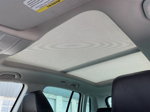 Used 2010 Volkswagen Tiguan S image 23