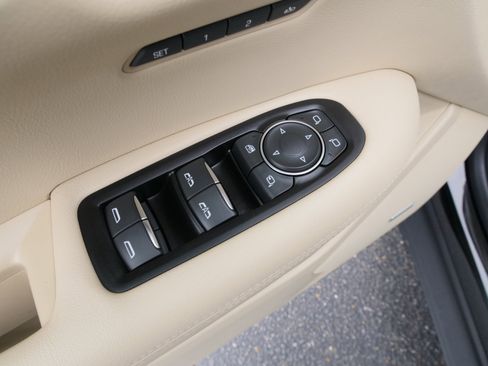 Used 2018 Cadillac XT5 Luxury w/ Driver Awareness Package image 19