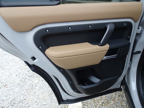 New 2026 Land Rover Defender 110 X-Dynamic SE image 22