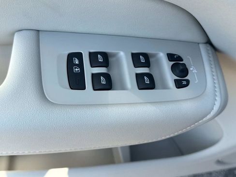 New 2026 Volvo XC60 B5 Ultra w/ Climate Package image 17