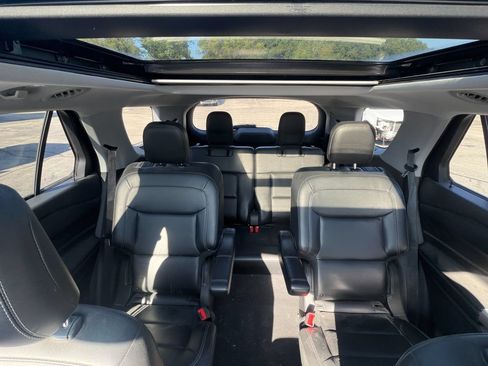 Used 2022 Ford Explorer XLT w/ Equipment Group 202A AWD/4WD image 8