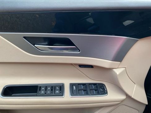 Used 2017 Jaguar XF Premium image 41