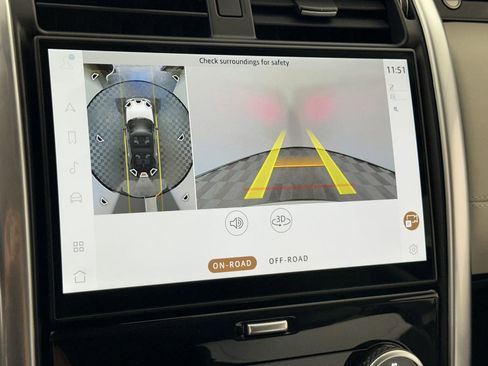 Used 2025 Land Rover Discovery S image 25