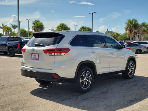 Used 2019 Toyota Highlander XLE FWD image 4