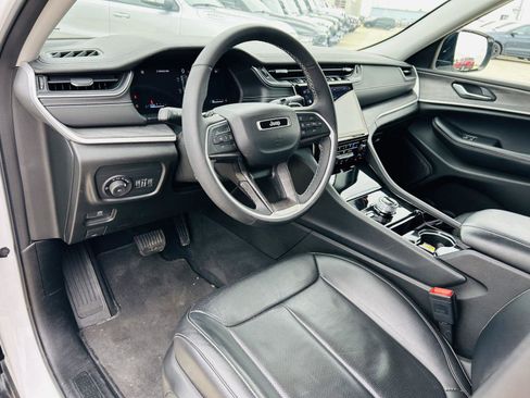 Used 2023 Jeep Grand Cherokee Limited w/ Luxury Tech Group II AWD/4WD image 17