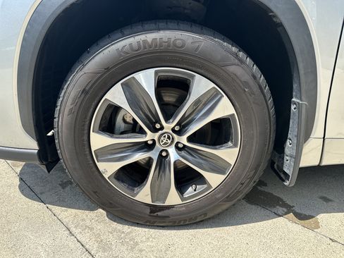 Used 2024 Toyota Highlander XLE AWD/4WD image 30