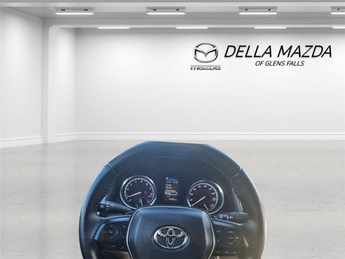 Used 2020 Toyota Camry SE image 3