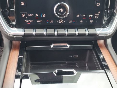 Used 2025 GMC Yukon Denali AWD/4WD image 29