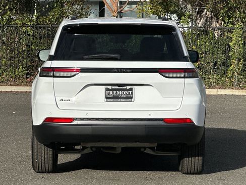 New 2026 Jeep Grand Cherokee Altitude image 4