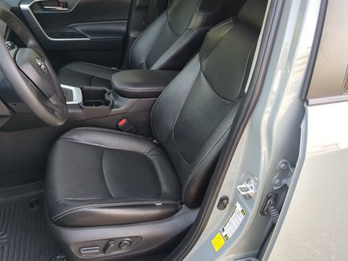 Used 2022 Toyota RAV4 XLE w/ Convenience Package FWD image 57