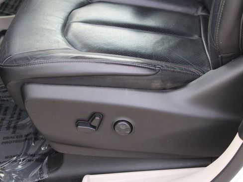 Used 2019 Chrysler Pacifica Touring-L image 18