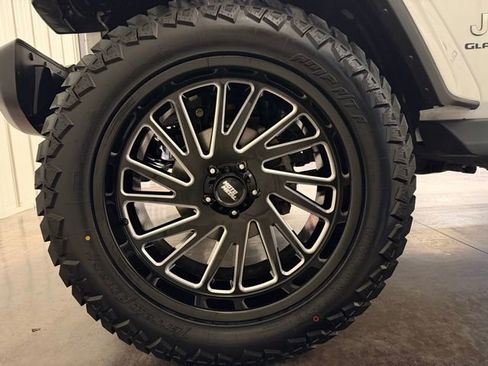 Used 2022 Jeep Gladiator Overland w/ Popular Equipment Package image 11