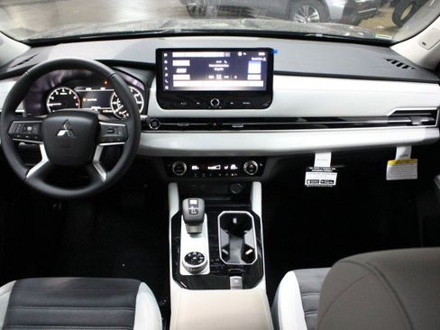 New 2025 Mitsubishi Outlander SE image 20