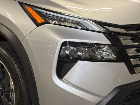 Used 2025 Nissan Rogue SV AWD/4WD image 9