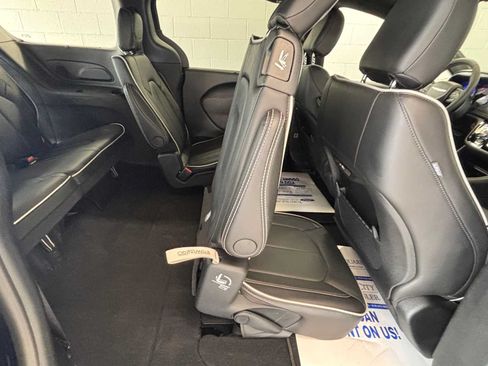 Used 2025 Chrysler Pacifica Limited AWD/4WD image 14