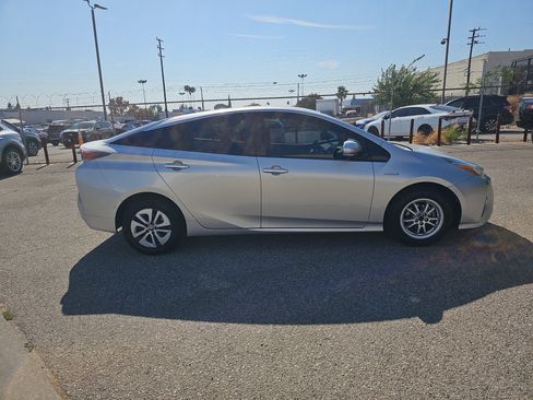 Used 2017 Toyota Prius Two w/ Prius Two Safety Plus Package FWD image 3
